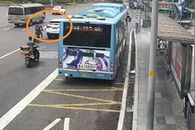 危险！摩托车变更车道不观察 被小车撞倒在地……图片