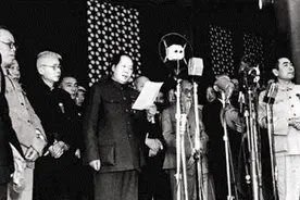 农民因迷信不敢灭蝗虫，黄敬得知后亲自抓虫，烧熟后放进嘴中吃掉图片