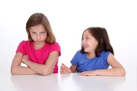 孩子爱说别人坏话，可能嫉妒心作祟，这些办法可以减少孩子嫉妒心图片