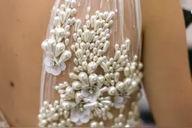 高定秀场上的珍珠细节：手工缝制美轮美奂，第一件就惊艳图片