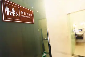 我到底该带孩子去哪个厕所？图片