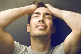 老公出差回来老婆谎称加班，实则在陪哥们买醉，关键是被老公看见图片