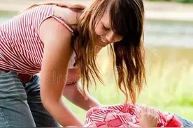 校园挠脚心图片