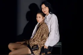 关晓彤罕晒母女合照，凡尔赛夸妈妈漂亮，母女高颜值如复制粘贴图片