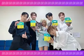 (G)I-DLE田小娟后台追星2PM，赠送签名专辑证明其粉丝身份图片