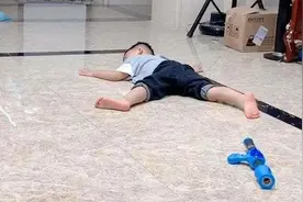 姐姐去上幼儿园了，家里成了弟弟的“天下”，终于可以到处睡觉了图片