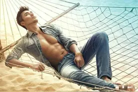 49岁胡兵，一个靠走路就能赚钱的型男，为啥要以这种姿态强势回归图片