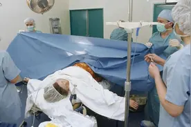 26岁产妇生下四胞胎，婆家人喜气洋洋抱孙子，亲妈却痛哭倒地图片