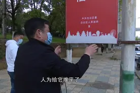 不到一米七，贵阳这里的广告牌太矮！过往行人频频撞到图片