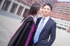 刘强东和真爱龚小京多年未婚，为何转身娶了小自己19岁的章泽天？图片