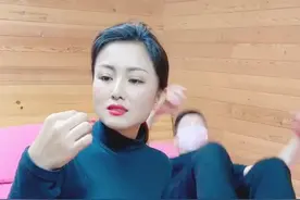 赵本山最美女弟子？王小虎小7岁娇妻罕曝光，身材抢眼凹凸有致图片