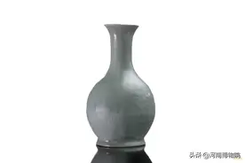 汝瓷为何能称为五大名瓷之首？汝官窑究竟身在何处？可爱小姐姐讲述豫博镇馆之宝之一，汝窑天蓝釉刻花鹅颈瓶图片