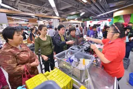 粮食丰产，粮价回落，一农民买了600斤大米？囤粮有没有必要？图片