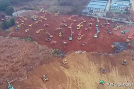 火神山工地突然一场干架，3800万围观的网友们都懵了:咋回事？图片