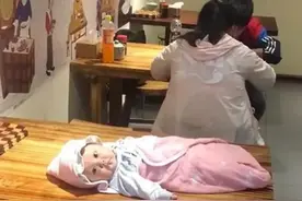 95后爸妈带娃出门吃饭，嫌孩子碍事，将4个月大孩子“晾”在一旁图片