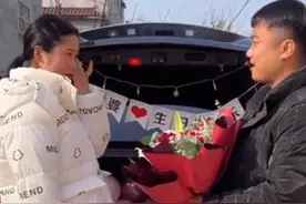 感动！河南一男子偷偷接来岳父岳母为远嫁妻子庆生，全家相拥而泣图片