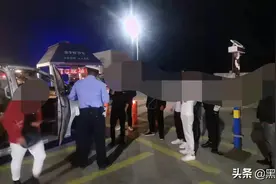 想跑?黑龙江一营运车辆超员两人，交警出手了！图片