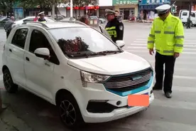 老年代步车想要上路，需要满足3个条件，违规行驶会被处罚图片