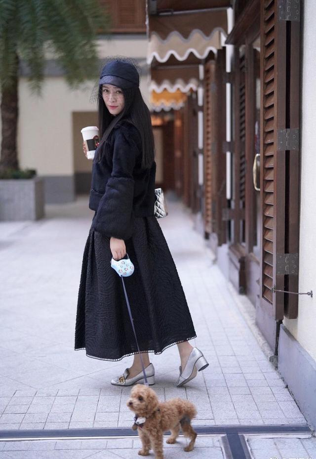 田海蓉穿黑色绒毛外套配半身裙亮相,帽子网纱半遮脸,满屏贵妇范