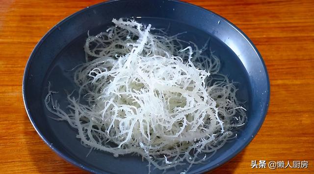 石花菜不用炒，不用煮，用冷水泡一泡，夏天最爱吃的爽口小凉菜