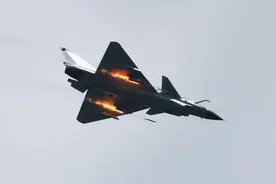 老款歼-10解锁新技能！由特种兵激光指引制导炸弹攻击图片