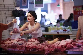 左手截肢的大哥摆猪肉摊，年赚130万，老婆却跑了，好事坏事？图片