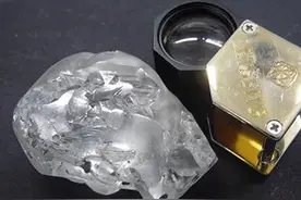 非洲发现了一颗442克拉的珍贵钻石，估值1千8百万美金图片