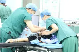 25岁孕妈莫名胎死腹中，奋力抢救8小时后，医生痛斥家属“禽兽”图片