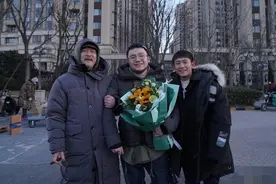 张一山和宋丹丹儿子巴图合影，暴瘦体型娇小，28岁却沧桑不少？图片