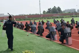 全警大练兵 | 兴平特警 警棍盾牌操训练进行时图片