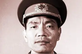 他13岁参加红军，成将军后回家乡探亲，却发现老母亲正要出门乞讨图片