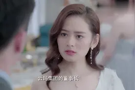 心机女故意踩富家女的裙子，幸好总裁及时为她解围！图片