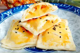 菠萝制成派，外皮金黄酥脆，内馅软糯酸甜，出炉女儿抢着吃图片