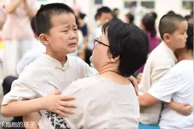 孩子越骂越往妈妈怀里钻？求抱抱背后的“心理暗示”，宝妈要读懂图片