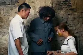 她跟网恋男友回老家，竟被密谋给智障当媳妇，关键时村里来了辆车图片