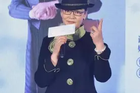 中老年妈妈如何穿优雅显贵？照着65岁潘虹穿毛衣搭披肩，超洋气图片