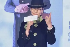 中老年妈妈如何穿优雅显贵？照着65岁潘虹穿毛衣搭披肩，超洋气图片