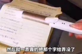 姐姐烫掉弟弟作业本字迹，随后冰冻恢复，弟弟这表情确定是生气？图片