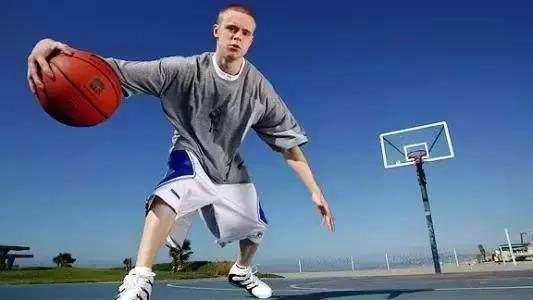 美国十大街球传奇：骨头收集者把人脚踝晃变形，这哥们真进了医院