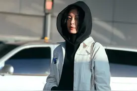 辛芷蕾是真“敢”，私服穿搭又酷又个性，妈妈看了都说好看图片