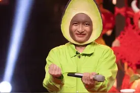 太拼了！主持人李维嘉扮牛油果脸被涂黑，勒头太紧看着都疼图片