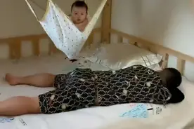 宝爸自制吊床带孩子，宝妈和奶奶看到后一阵批评：不省心的爹图片