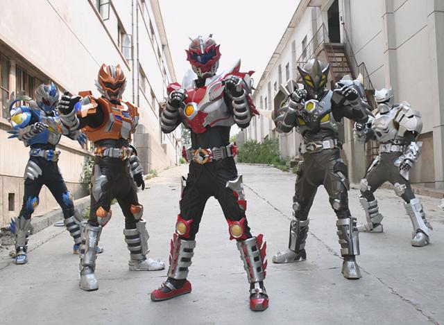 打破“特摄剧”窘境，帅气的“甩手”姿势下，优秀的《铠甲勇士》