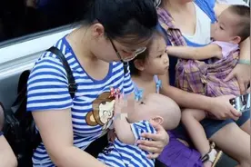 宝妈公交车上掀衣服喂奶，被大爷骂没素质，宝妈反怼引路人称赞图片