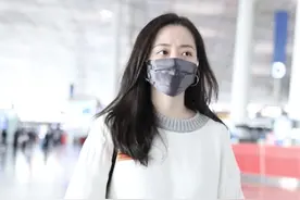 36岁张靓颖与男友现身机场，眉头紧皱心事重，男方体贴推行李图片