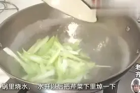 虾仁炒芹菜的家常做法，虾仁鲜美，芹菜香脆，老齐美食视频视频封面