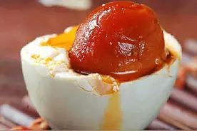 老妈用了15年腌鸭蛋的土方法，个个咸香流油起沙，一次就成功图片