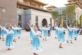 欢快的舞蹈跳起来图片