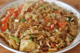 包菜加粉条一起炒，居然这么好吃，比肉还香，一出锅全家人抢着吃图片