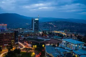 一手烂牌打成王炸，人间地狱变非洲天堂：中国肯教，卢旺达肯学图片